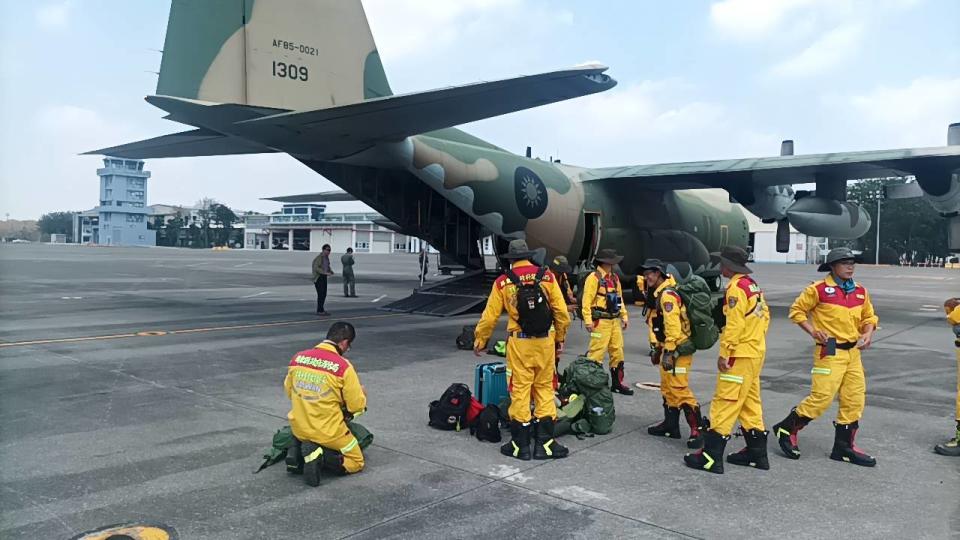 空軍屏東聯隊目前派遣一架C-130H運輸機，載運屏東警消人員若干及搜救犬前往花蓮進行搜救。空軍提供