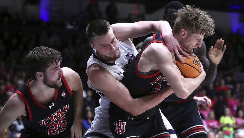 Saint Mary’s Mitchell Saxen battles for the ball with Utah’s Cole Bajema during game in Moraga, Calif., on Monday, Nov. 27, 2023.