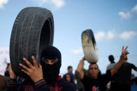 <p>Decenas de muertos y cientos de heridos por fuego israelí han dejado las protestas de miles de palestinos en la franja de Gaza contra la apertura de la embajada de EEUU en Israel .REUTERS/Mohammed Salem </p>