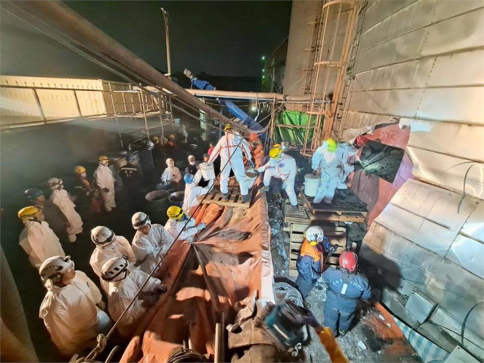 李長榮化工廠「1工人受困油槽」　警消連夜開挖搶救