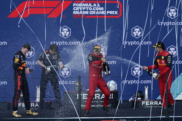 Max Verstappen (Red Bull Racing), Charles Leclerc (Ferrari) y Carlos Sainz Jr. (Ferrari), celebran en el podio de Miami; el español debe recortar la desventaja con el campeón y su compañero en la Scuderia para no quedar relegado en la batalla por la corona