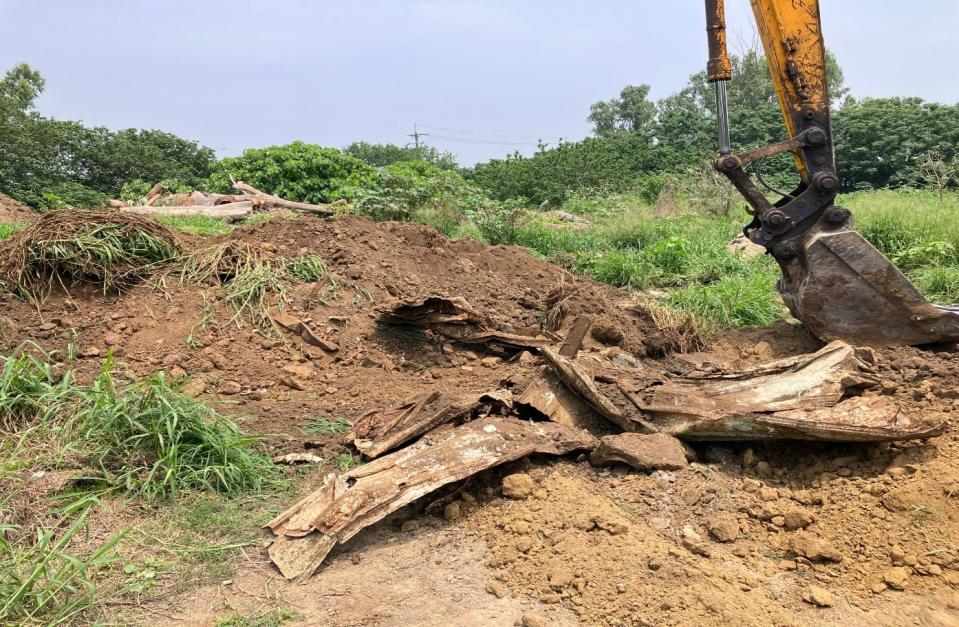 養豬場回填掩埋的營建廢棄物。台南地檢署提供