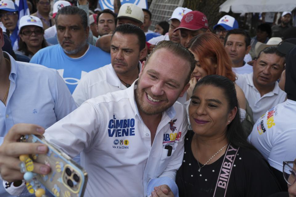 Santiago Taboada, candidato en las elecciones municipales, posa para un selfie con una seguidora durante el acto de cierre de campaña en el vecindario de Cuajimalpa, en la Ciudad de México, el 25 de mayo de 2024. (AP Foto/Marco Ugarte)