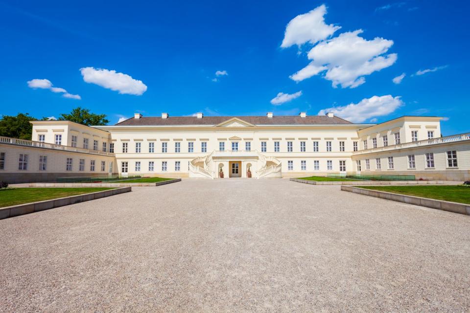 Schloss Herrenhausen in Hannover wurde im 17. Jahrhundert im Stil des Barock gebaut. Das herrschaftliche Haus entstand aus einem einfachen Gutshaus heraus. Erst 1819 wurde Schloss Herrenhausen vom damaligen Hofbaumeister des Königreichs Hannover, Georg Ludwig Friedrich Laves, im klassizistischen Baustil umgebaut. (Bild: iStock / saiko3p)