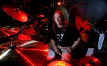 Er mag kein großer Star sein, innerhalb der Schlagzeug-Szene aber kennt ihn jeder: Danny Carey von der Progressive-Rock-Band Tool ist der wahrscheinlich versierteste und innovativste Drummer der Gegenwart. Es gibt viele YouTube-Videos, in denen Schlagzeug-Lehrer dem Tool-Drummer beim Spielen zusehen. Die Reaktion ist fast immer dieselbe: ungläubiges Kopfschütteln. Sein komplexer atmosphärischer Sound gilt als quasi nicht nachspielbar. (Bild: Richard Ecclestone/Redferns/Getty Images)