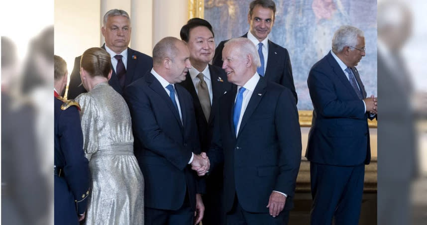 美國總統拜登跟保加利亞總統拉德夫有說有笑，被晾在一旁的南韓總統尹錫悅只能尷尬傻笑。（圖／達志／美聯社）