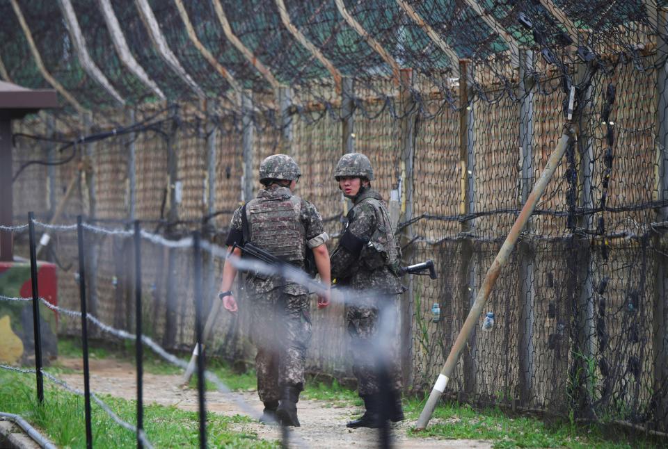 South Korean soldiers patrol a fence in the Demilitarized Zone (DMZ) dividing the two Koreas in Goseong on June 14, 2019. (Photo: JUNG YEON-JE via Getty Images)