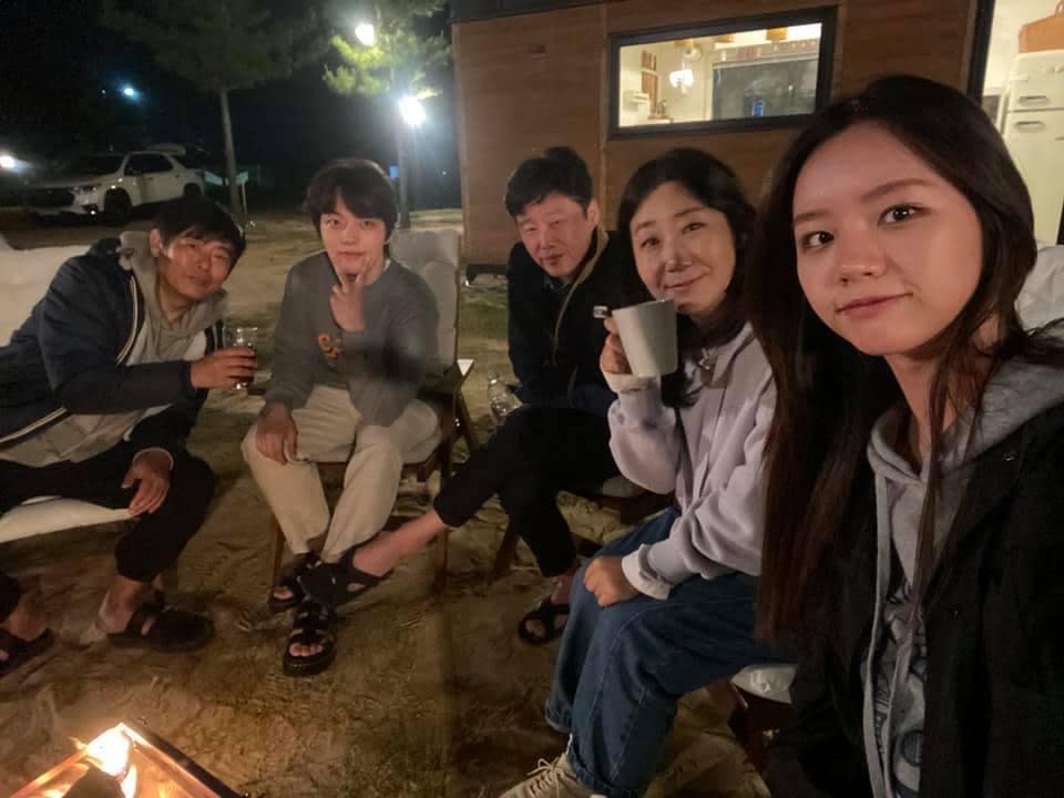 《小屋漫遊韓半島》邀請不少藝人作客，惠利（右1）與羅美蘭是首集來賓。（tvN提供）