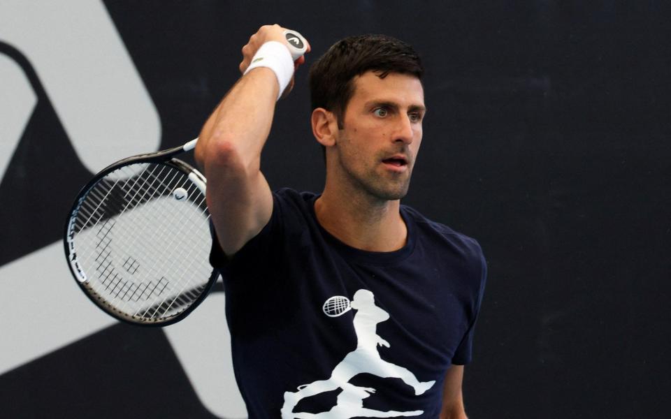 El serbio Novak Djokovic practica antes de los torneos Adelaide International y Australian Open - Reuters