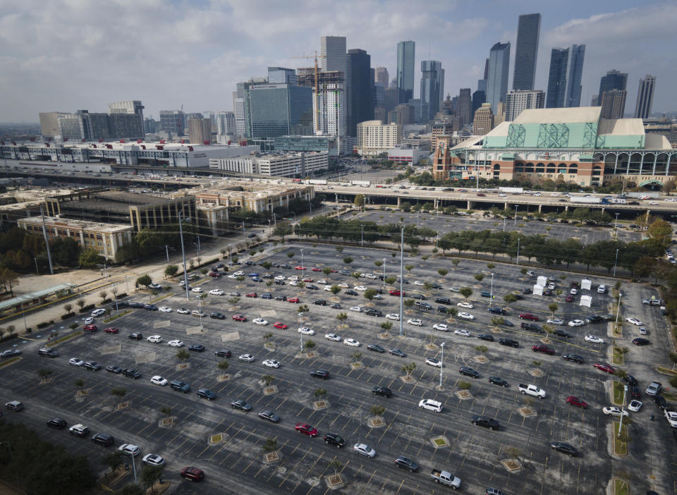 Vehicles lineup for COVID-19 tests Thursday, Dec. 30, 2021, near Minute Maid Park in Houston. ( Jon Shapley/Houston Chronicle via AP)