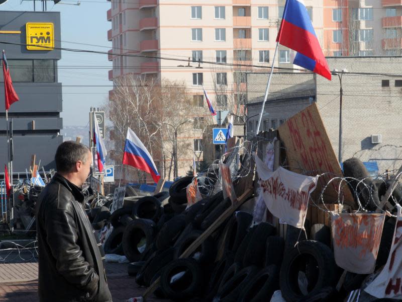 Über einer Barrikade in der Stadt Lugansk wehen die Farben Russlands. Foto: Zurab Kurtsikidze