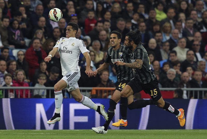 GRA427. MADRID, 18/04/2015.- El delantero mexicano del Real Madrid Javier Hernández &#39;Chicharito&#39; (i) con el balón ante el defensa argentino Marcos Angeleri (d) y el centrocampista José Luis García &#39;Recio&#39; (2d), del Málaga, durante el partido de la trigésima segunda jornada de liga de Primera División que se juega esta tarde en el estadio Santiago Bernabéu. EFE/Ballesteros