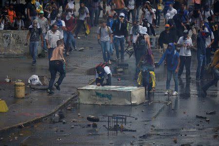 Demonstrators set up a barricade during an opposition rally in Caracas, Venezuela April 6, 2017. REUTERS/Carlos Garcia Rawlins