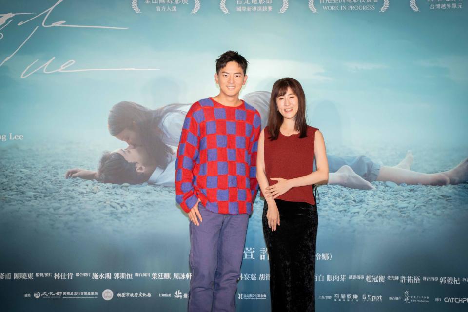 ▲最帥暖爸宥勝 (左) 與百白出席《小藍》首映會。