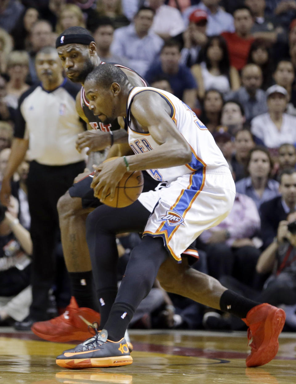 Oklahoma City Thunder small forward Kevin Durant (35) drives as Miami Heat small forward LeBron James (6) defends during the second period of an NBA basketball game in Miami, Wednesday, Jan. 29, 2014. (AP PhotoAlan Diaz)