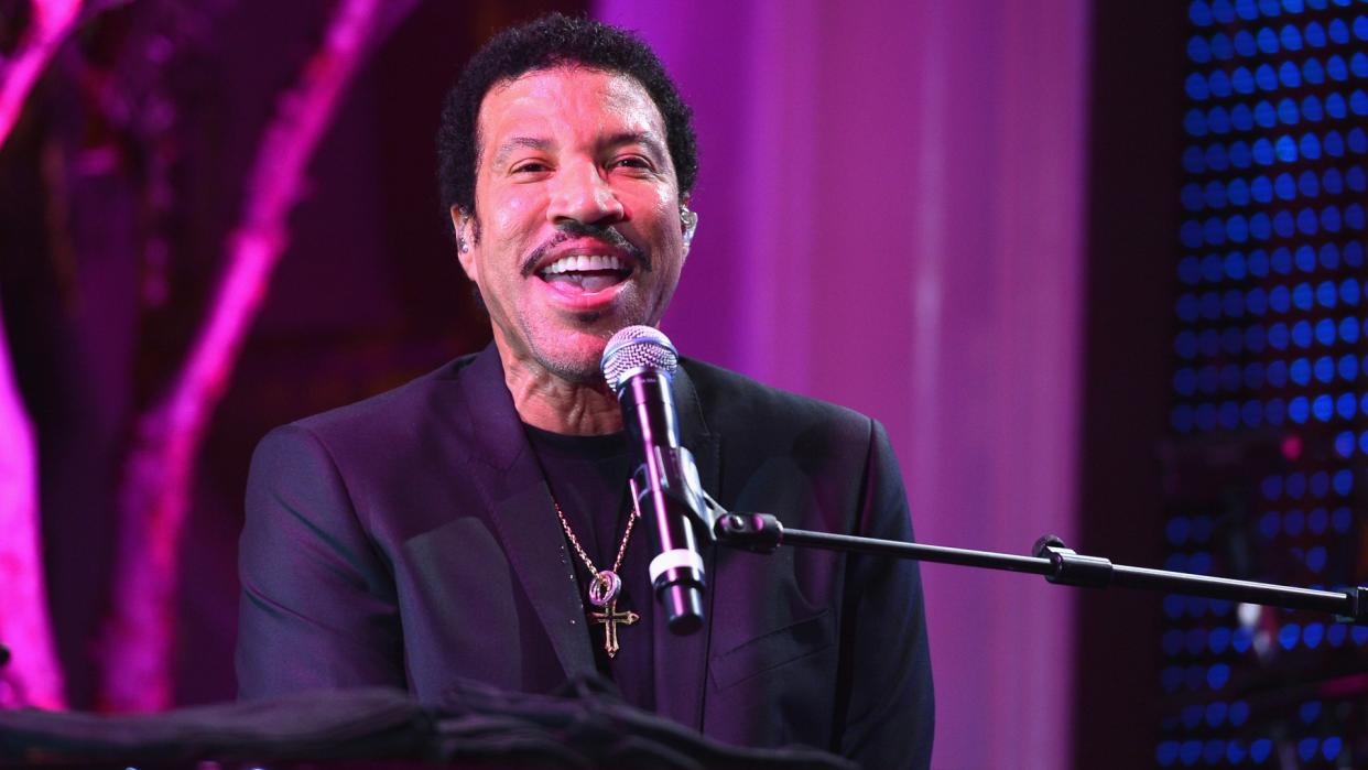 BEVERLY HILLS, CA - JANUARY 24:  Singer Lionel Richie performs at The Voice Health Institute's 