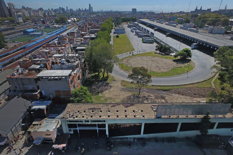 La terminal de ómnibus de Retiro desde un drone