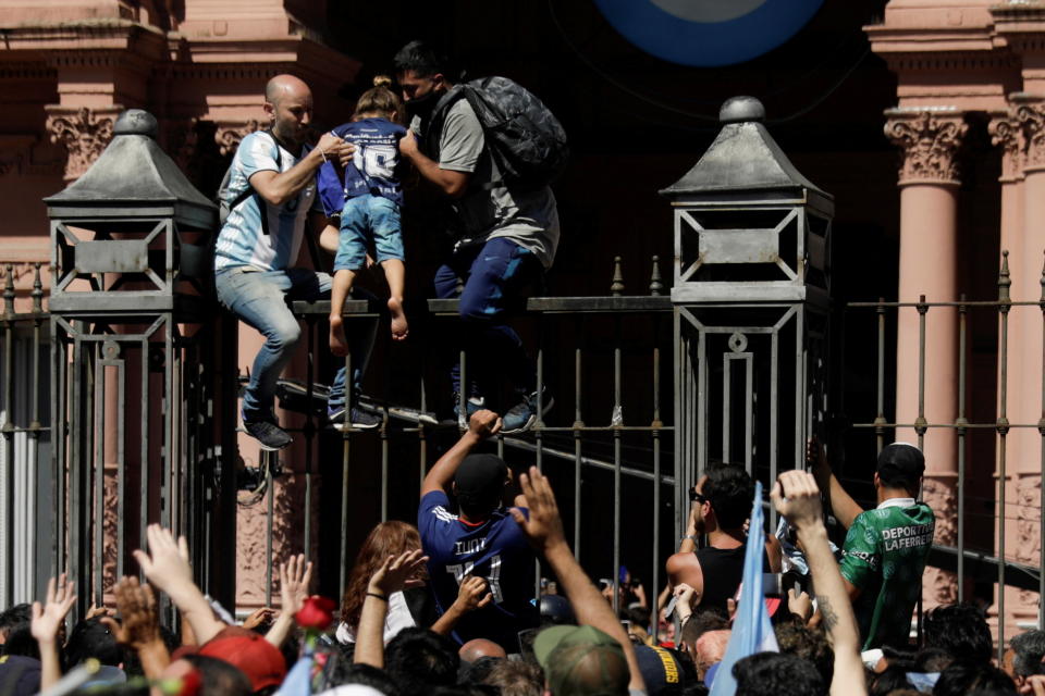 Locura por la muerte de Maradona