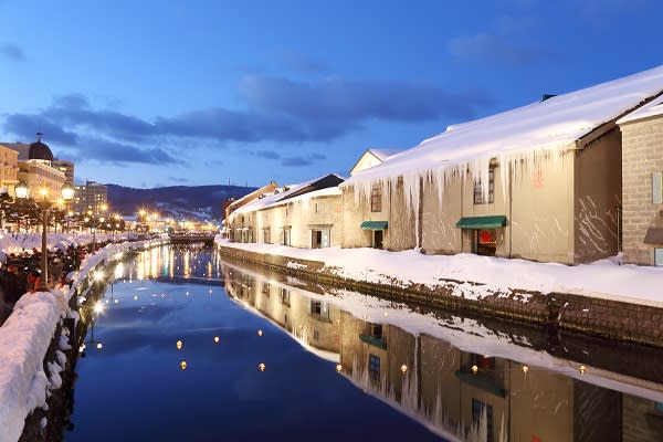 沿著小樽運河，感受浪漫風情。(圖/shutterstock.com)