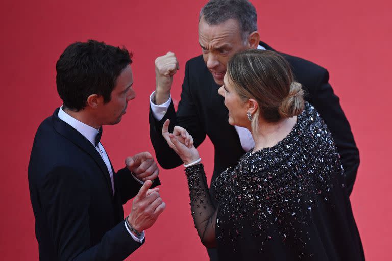 Tom Hanks, por su parte, fue noticia en las últimas semanas junto a su esposa Rita Wilson, luego de que fueran vistos muy enfadados con uno de los trabajadores de la alfombra roja de El Festival de Cannes. (Photo by Antonin THUILLIER / AFP)