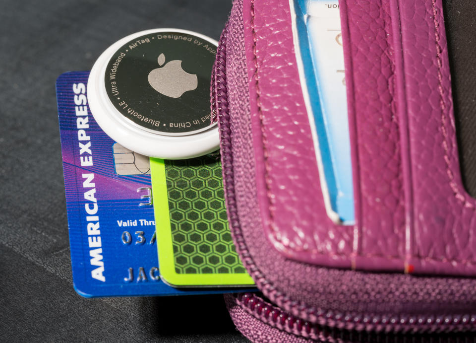 Puedes colocar el Apple AirTag en tu billetera para no perderla. Foto: Getty Images. 