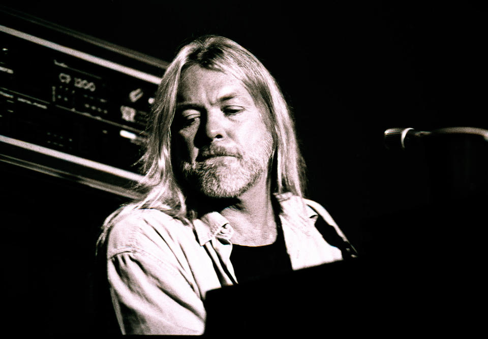 <p>Gregg Allman of The Allman Brothers Band performs at Lakewood Amphitheater in Atlanta, Georgia circa 1994. (Rick Diamond/Getty Images) </p>