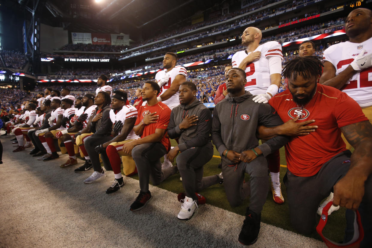 “Creemos que todos deben estar de pie durante el himno”, dijo el comisionado de la NFL, Roger Goodell. Foto: AP.