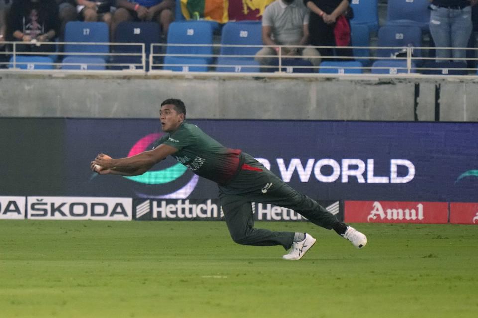 Bangladesh's Taskin Ahmed takes the catch of Sri Lanka's Danushka Gunathilaka during the T20 cricket match of Asia Cup between Bangladesh and Sri Lanka, in Dubai, United Arab Emirates, Thursday, Sept. 1, 2022. (AP Photo/Anjum Naveed)
