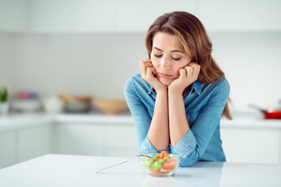 Aunque ciertos estudios sugieren que el ayuno y la restricción calórica pueden estar vinculados a la longevidad, existe la posibilidad de que reducir la ingesta de alimentos simplemente genere sensación de hambre sin beneficios tangibles. Foto: Getty Images. 