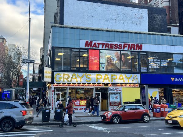 Gray's Papaya in You've Got Mail