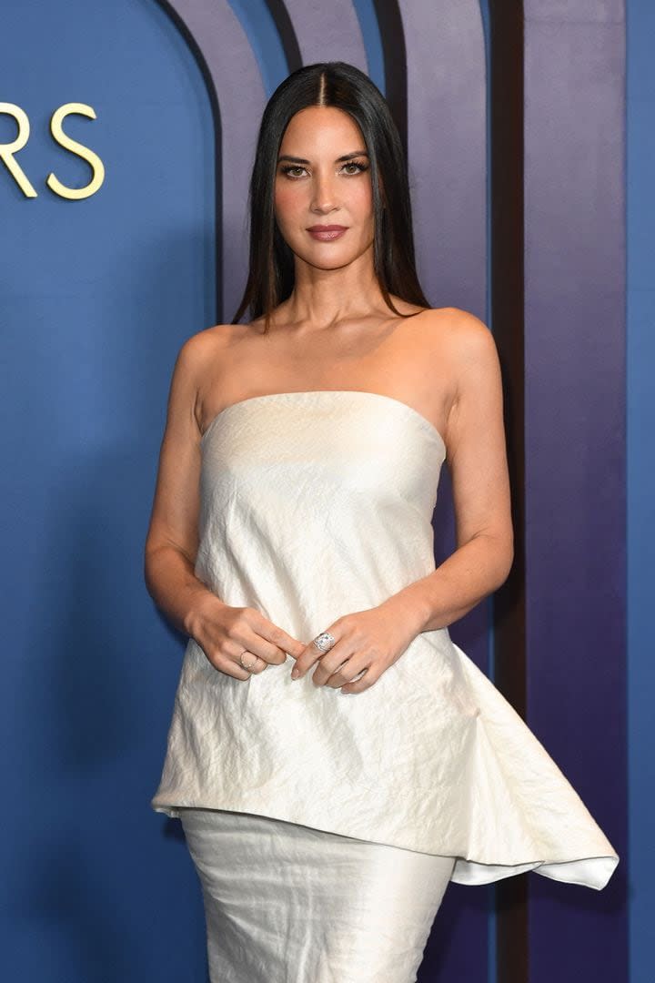 La modelo y actriz Olivia Munn fue una de las celebridades que optó por darle una vuelta a su look con un diseño de Maticevski