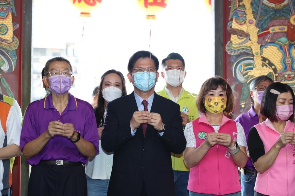 林佳龍至頂泰山巖參香祈福。   圖：林佳龍競選辦公室提供