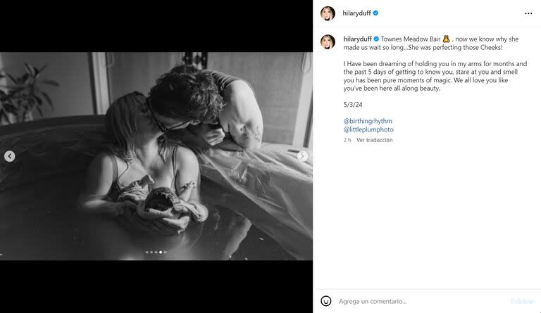 Hilary Duff besa su marido mientras alza a la recién nacida  Townes monetos después del parto que se produjo en una pileta con agua en la casa del matrimonio en Los Ángeles