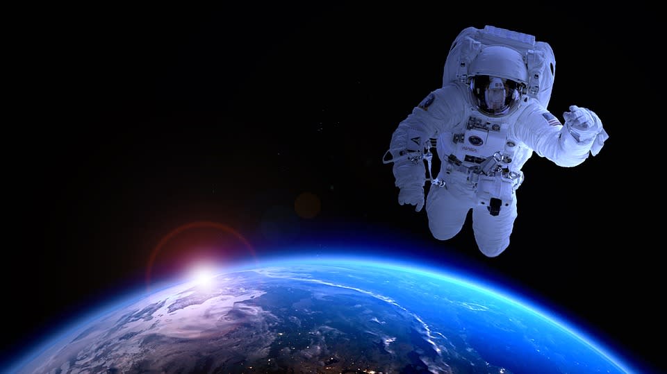 史上最慘烈太空人克里卡廖夫(下排右一)，國家消失無法回地球！●示意圖/Pixabay