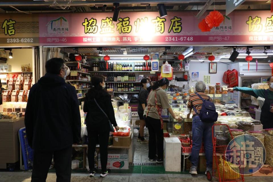 「協盛福州商店」專營各種南北貨、醬料與福州食材。（何宗昇攝）