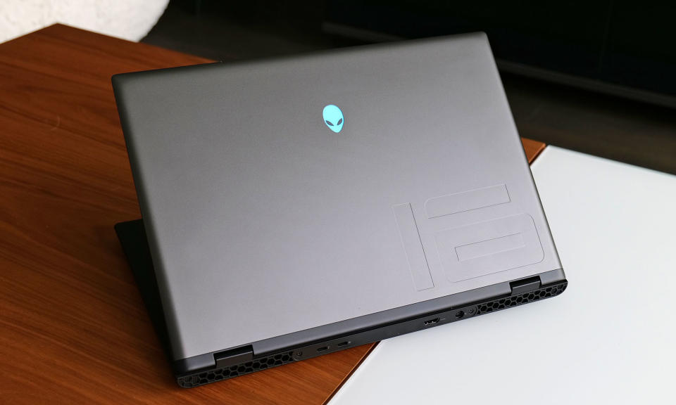 Seperti biasa, m16 R2 memiliki logo ikonik Alienware versi menyala di tutupnya. 