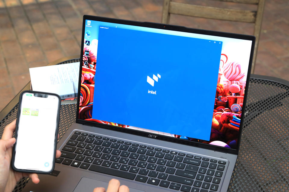 透過「Intel Unison」將筆電與 Android或 iOS 裝置連結，輕鬆享有跨作業系統的便捷體驗，讓你自在地將筆電連接於各種不同作業系統