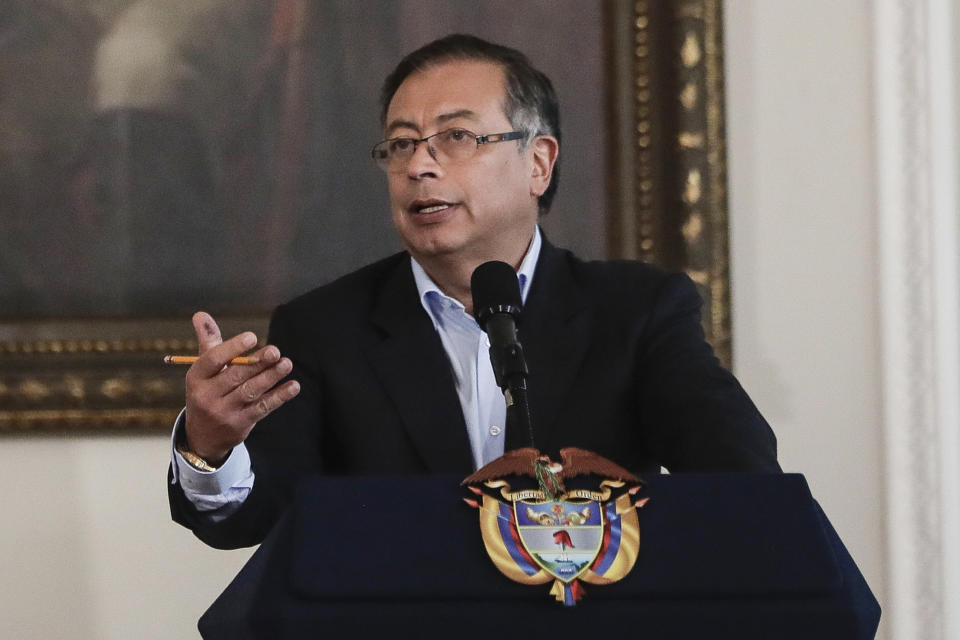 ARCHIVO- El presidente colombiano, Gustavo Petro, en su comparecencia por el día 100 de su administración en la oficina presidencial del palacio nacional de Nariño en Bogotá, Colombia, el 15 de noviembre de 2022. Un propuesta del presidente colombiano Gustavo Petro presentada al Congreso el miércoles 15 de marzo de 2023 pretende llevar ante la justicia a grupos criminales relacionados con el narcotráfico en un intento de desescalar los niveles de violencia en el país sudamericano. (AP Foto/Andrés Quintero, Archivo)