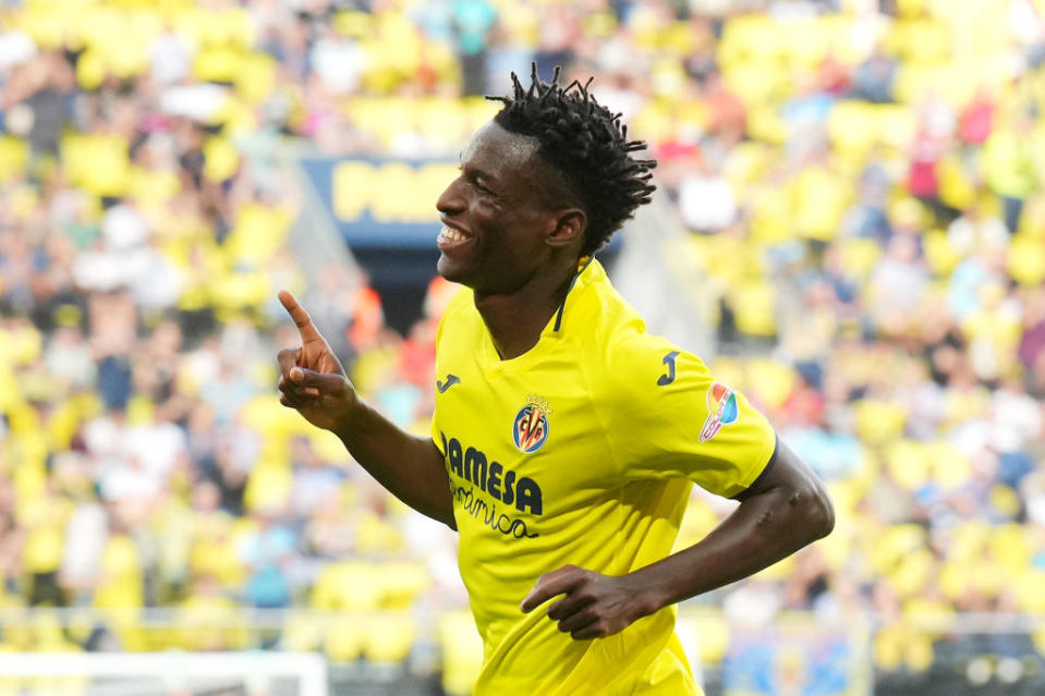 VILLARREAL, ESPAÑA - 24 DE MAYO: Nicholas Jackson del Villarreal CF celebra tras marcar el primer gol del equipo durante el partido de LaLiga Santander entre Villarreal CF y Cádiz CF en el Estadio de la Cerámica el 24 de mayo de 2023 en Villarreal, España.  (Foto de Aitor Alcalde/Getty Images)