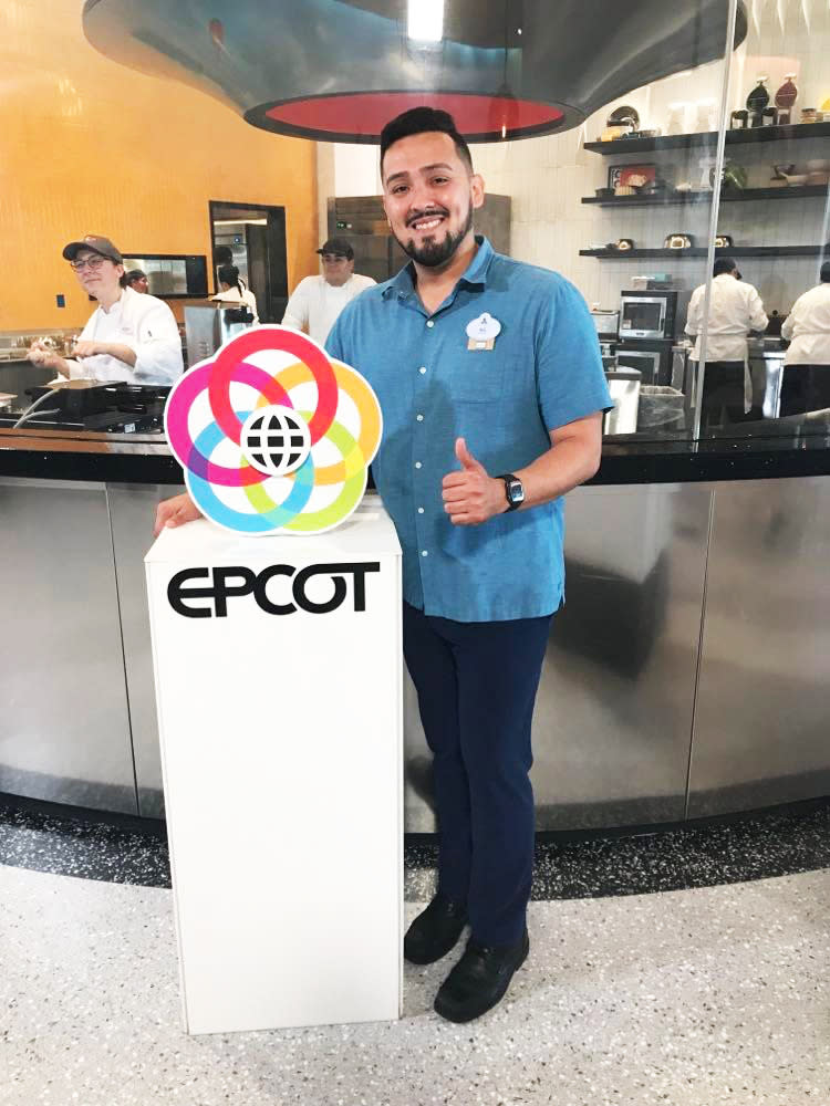 Gilberto Carranza, gerente de Connections Eatery