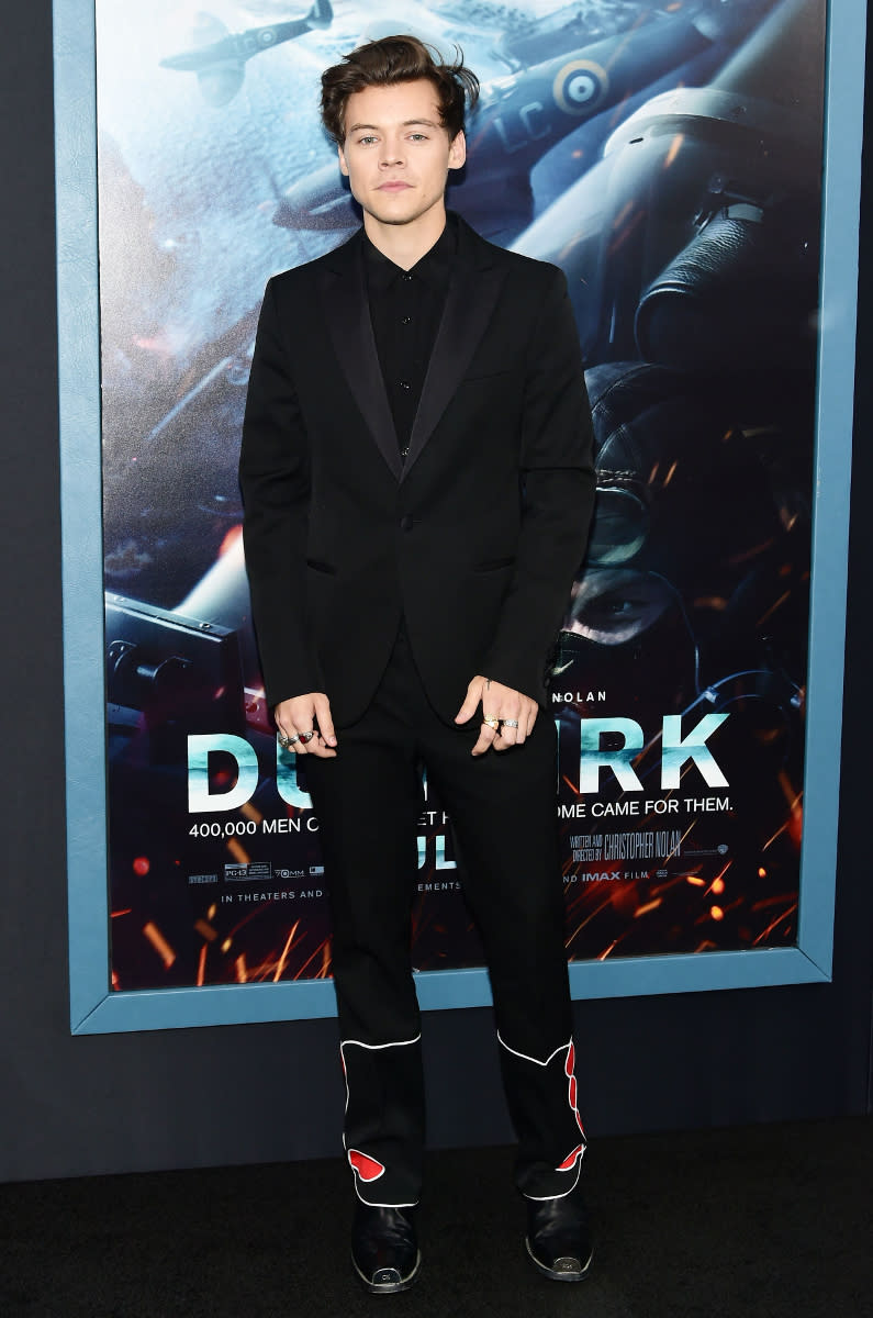 Eigentlich sieht Harry Styles in jedem Outfit zum Anbeißen aus. Doch auf der Premiere seines Kinofilms "Dunkirk" griff er zu einer äußerst fragwürdigen Anzughose, die mit einem auffälligen Print versehen war. (Bild-Copyright: MJ Photos/Variety/REX/Shutterstock)