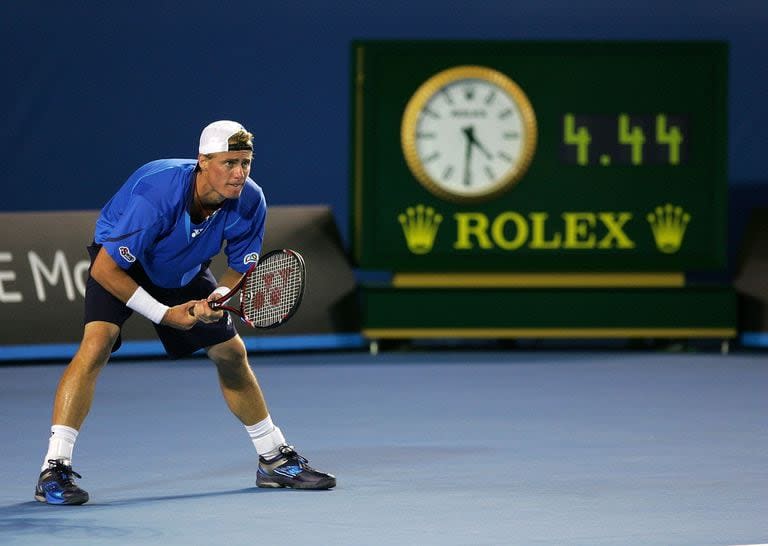 El reloj, detrás de Lleyton Hewitt, no miente, las 4 horas y 44 minutos de partido y y las 4.30 en Melbourne, en un recordado partido contra Marcos Baghdatis por el Australian Open