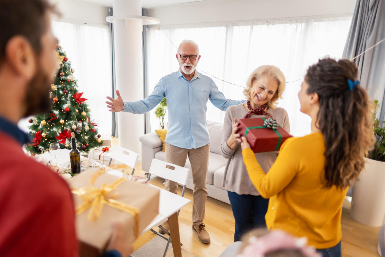 Los mejores regalos tecnológicos para tus padres o abuelos que facilitarán su vida. (Foto: Getty)