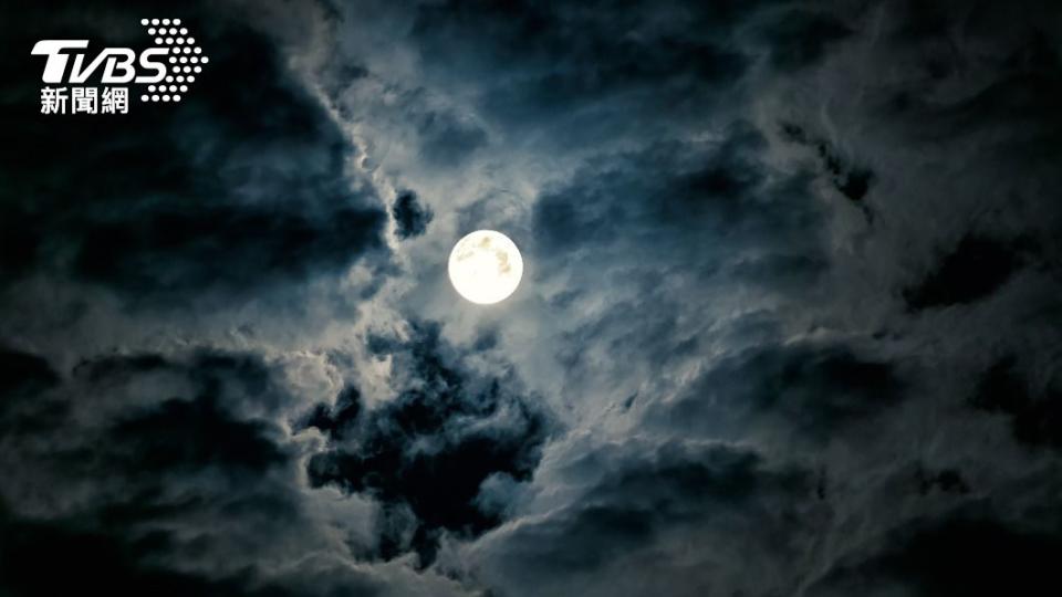 今晚是一年一度的中秋夜，各地賞月越晚越清晰。（示意圖／Shutterstock達志影像）