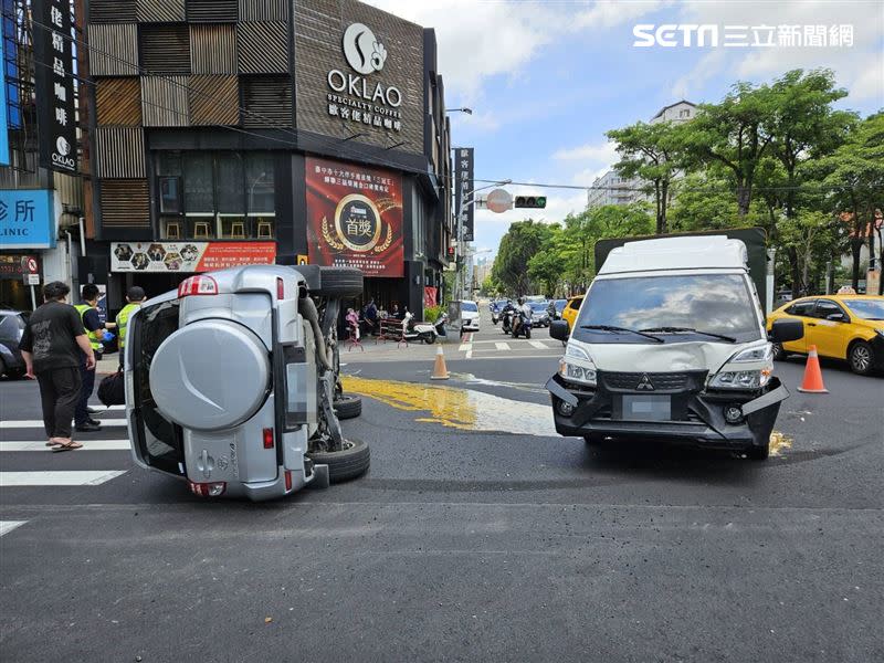 台中許姓女大生疑因分心未注意車前狀況，與載運雞蛋的小貨車發生碰撞。（圖／翻攝畫面）