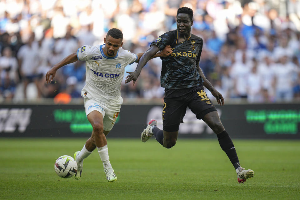 Iliman Ndiaye del Marsella pelea por el balón con Oumar Diakite del Reims en el encuentro de la liga francesa en el Estadio Velódromo el sábado 12 de agosto del 2023. (AP Foto/Daniel Cole)