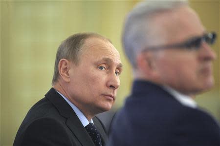 Russian President Vladimir Putin (L) attends a business conference in Moscow March 20, 2014. REUTERS/Alexei Druzhinin/RIA Novosti/Kremlin