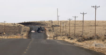 A law enforcement checkpoint is shown near the Malheur Wildlife Refuge outside of Burns, Oregon February 11, 2016. REUTERS/Jim Urquhart