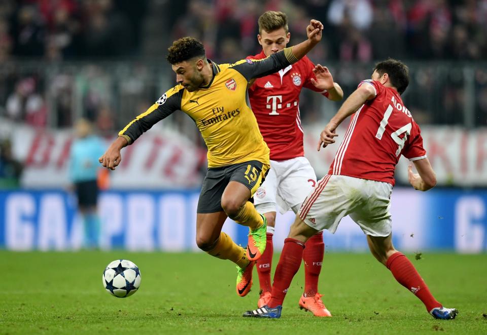 Alex Chamberlain of Arsenal goes past Bayern's Xabi Alonso and Rafinha