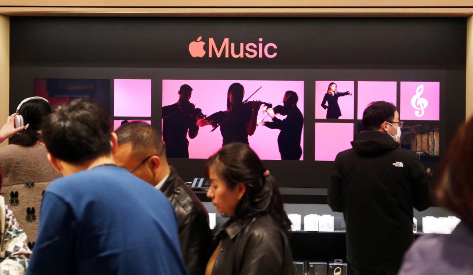Sección de la tienda de música en la tienda insignia de Apple, la más grande de Asia, en Shanghai, China, el 23 de marzo de 2024. (Foto: Future Publishing vía Getty Images)